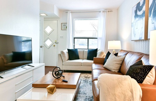 Winnipeg Ski Chalet | Le Chalet: Stylish 4bdrm Getaway w/ Hot Tub, Pool