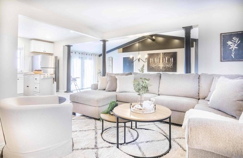 Williamstown House | Le Chandelier: Nestled Amidst Breathtaking Scenery , 5 Miles from the Ark