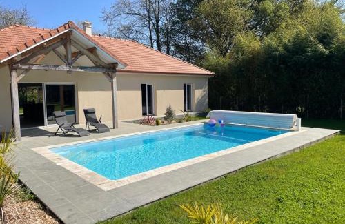 Sauveterre-de-Bearn Villa | Le chant du Gave- Maison neuve lumineuse avec piscine- Rivière en contrebas du jardin