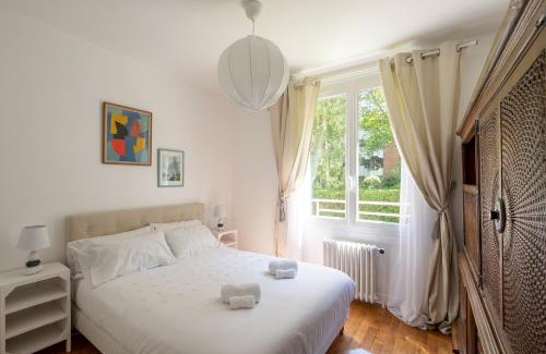 Chatenay-Malabry Apartment | Le Chateaubriand - Calme, balcon et parking