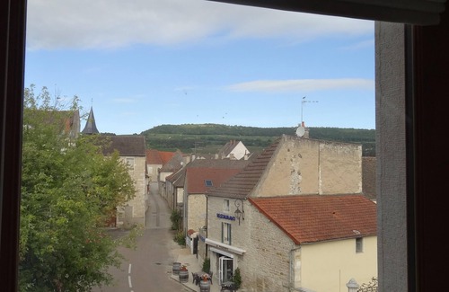 Puligny-Montrachet House | Le Chevalier, Puligny-Montrachet. Superb, 3 bdr/3bth, Village home, terrace