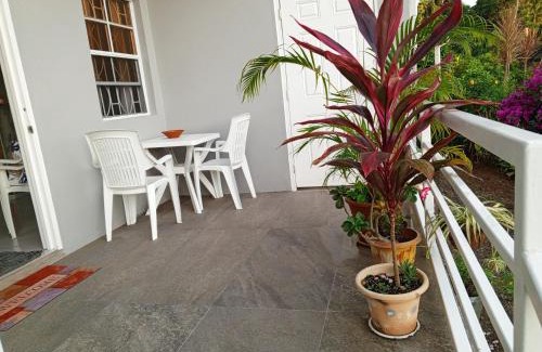 Calvigny Apartment | Le Chez Garden Hideaway