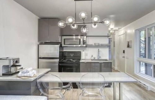 Mont-Tremblant Pedestrian Village Apartment | Le Chic Cabriolet: Cozy Ski Condo 300m to Lifts!