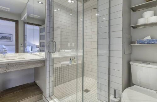 Mont-Tremblant Pedestrian Village Apartment | Le Chic Cabriolet Cozy Ski Condo 300m to Lifts