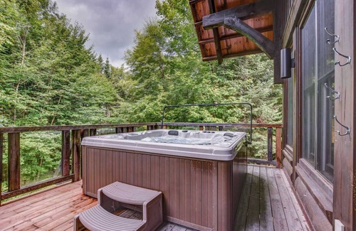 Lac-Superieur Ski Chalet | Le Chic Log Chalet w/Cozy Spa