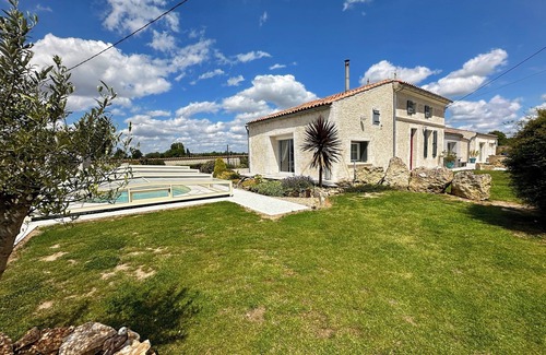 Champagnolles Villa | Le Clos de Champagnolles House. Rural tourism with private pool and games