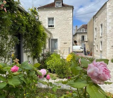 Tonnerre House | Le Clos de l'Armançon - Séjours d'exception en bord de rivière - Classé 4 étoiles
