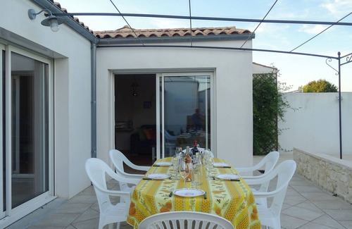 Aunis Sud House | Le Clos des Amourettes (large 4-bedroom house, garden and pool, near the sea)