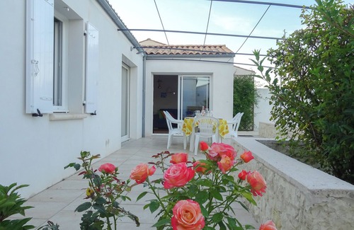 Aunis Sud House | Le Clos des Amourettes (large 4-bedroom house, garden and pool, near the sea)