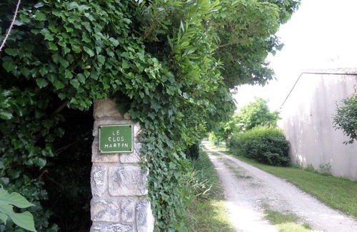 Eyragues Apartment | LE CLOS MARTIN, STUDIO BETWEEN AVIGNON AND ST REMY DE PROVENCE