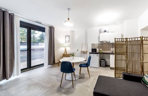 Charbonnieres-les-Bains Apartment | Le Cocon - Studio Cosy et Moderne - Charbonnière les Bains