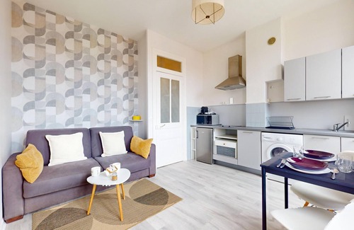 Republique - Tolstoi Condo | LE Cocon Suspendu