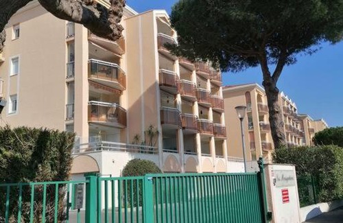 Frejus Plage Apartment | Le Cosy, proche plage, base nature, tout à pied