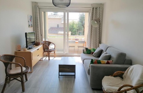 Frejus Plage Apartment | Le Cosy, proche plage, base nature, tout à pied