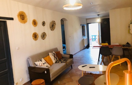 Sedan Apartment | LE COSY WIFI FREE PARKING The whole street