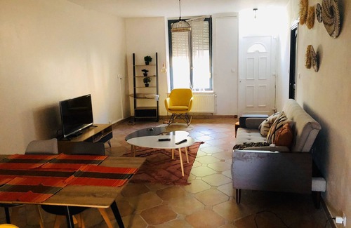 Sedan Apartment | LE COSY WIFI FREE PARKING The whole street