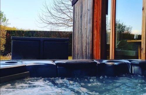 Barbizon House | LE COTTAGE BARBIZONNAIS avec jacuzzi privé à partir de 10 ans