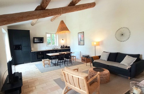 Saint-Didier House | Le Cottage du Chat Blanc