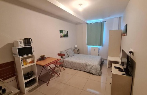 Montfermeil Apartment | le Coucher De Lune Studio pour 2 a 3 personnes a Montfermeil