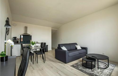 Castelsarrasin Apartment | LE DALLAS - 1 chambre, 1 canapé-lit, 1er étage, parking, 10min Canal du Midi