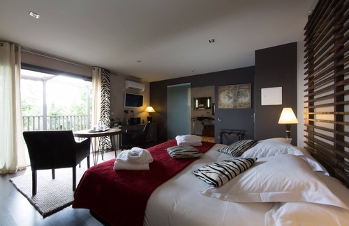 Faugeres Hotel | Le Domaine de Chalvêches