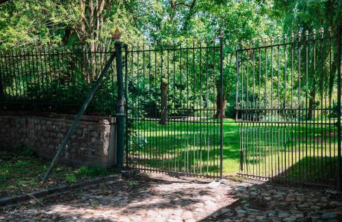 Jurbise Bed & Breakfast | Le domaine du château blanc à 10 minutes de Pairi Daiza
