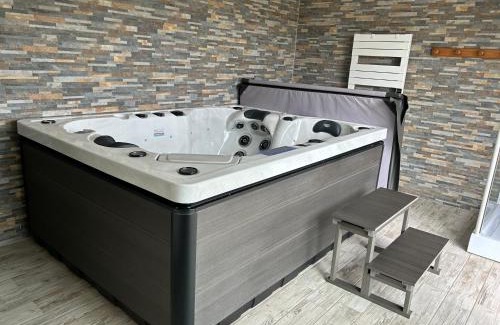 Saint-Laurent-d'Olt House | Le domaine du bez gite de Jules piscine,sauna,sauna,hammam,spa