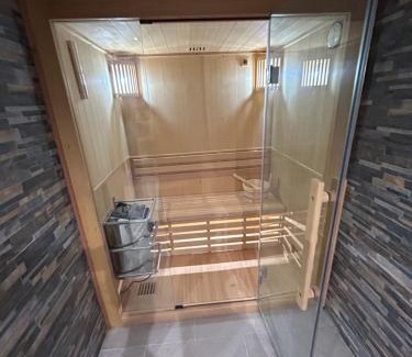 Saint-Laurent-d'Olt House | Le domaine du bez gite de Jules piscine,sauna,sauna,hammam,spa