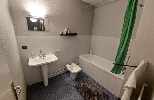 Dufau-Tourasse Apartment | le Fossié - grand T2 - basique propre et fonctionnel avec parking