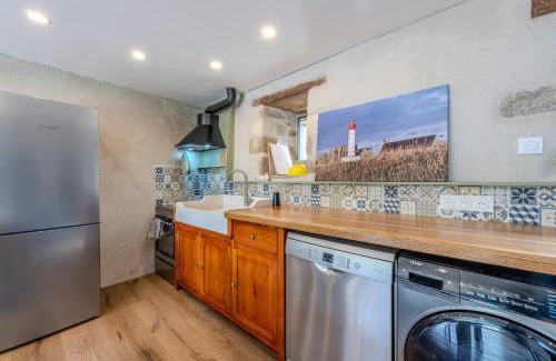 Saint-Mathieu House | Le gîte de Saint Mathieu, longère pleine de charme au bout du monde ! jacuzzi extérieur vue sur la campagne, salle de billard
