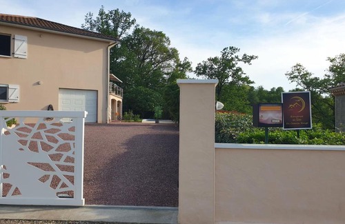 Flagnac House | LE GÎTE DU CHEMIN ROUGE