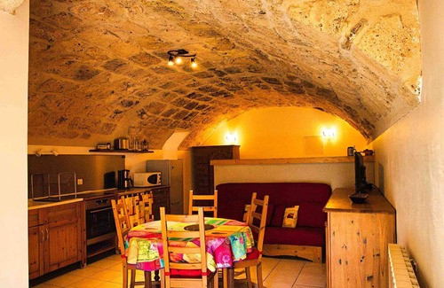 Saint-Jean-de-Bueges Apartment | Le Garrel, 5-bedroom studio, pool, garden, free parking.