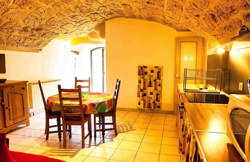 Saint-Jean-de-Bueges Apartment | Le Garrel, 5-bedroom studio, pool, garden, free parking.