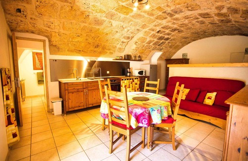 Saint-Jean-de-Bueges Apartment | Le Garrel, 5-bedroom studio, pool, garden, free parking.