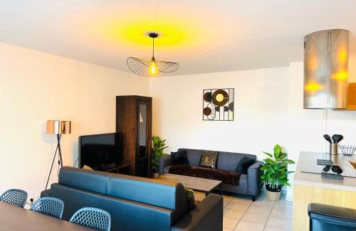 Vaulx-en-Velin Apartment | *Le Golden Tropic* Magnifique T4 Terrasse+Parking