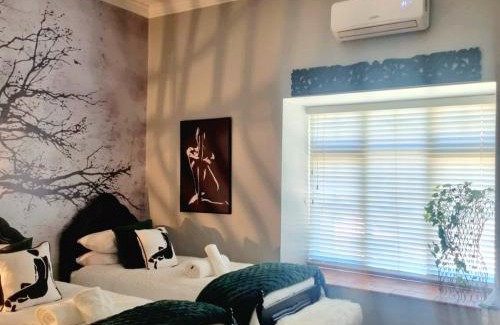 Malmesbury Apartment | Le Graan Guestroom