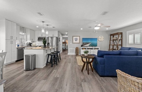 Fort Bay House | Le Grand Getaway: Hot Tub, Golf Cart, 3 Min Wk to Bch, FREE Activities, Pets OK!