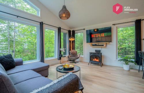 Pont-Rouge Ski Chalet | Le Grand Pic de Portneuf - 65" TV, Sonos, SPA, Pool, Fireplace, Billiards