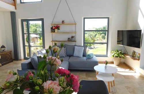 Veyrines-de-Domme Villa | LE HANGAR AVEC PISCINE EN DORDOGNE