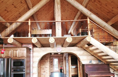 Saint Come Ski Chalet | Le Jadanie Chalet - log chalet, beach front, hot tub