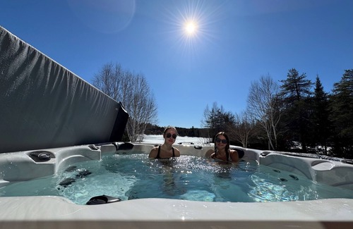 Saint Come Ski Chalet | Le Jadanie Chalet - log chalet, beach front, hot tub