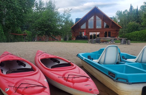 Saint Come Ski Chalet | Le Jadanie Chalet - log chalet, beach front, hot tub