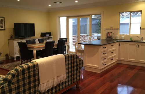 Morphett Vale House | LE JARDIN DE FLEURS COTTAGE