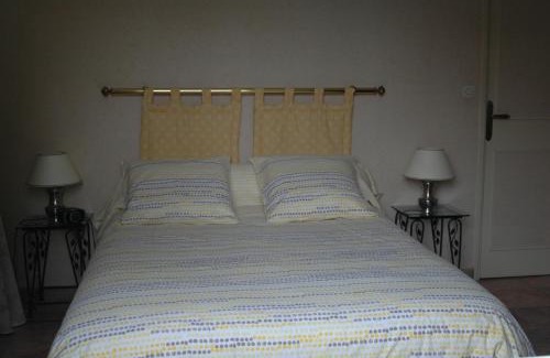 Saint-Bonnet-de-Mure Bed & Breakfast | Le Jardin de Roses DOMINIQUE LOREAU