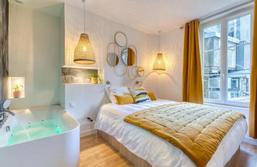 Quartier Vieux Marche-Cathedrale Apartment | Le Jeanne d'Arc, vue sur la Place du Vieux Marché