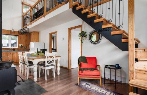 Saint-Calixte Ski Chalet | Le Lac Apaisant - Rustic Haven by the Water