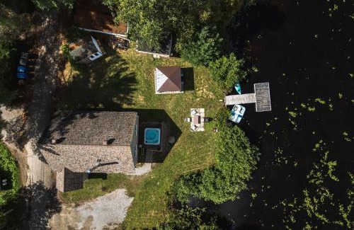 Saint-Calixte Ski Chalet | Le Lac Apaisant - Rustic Haven by the Water