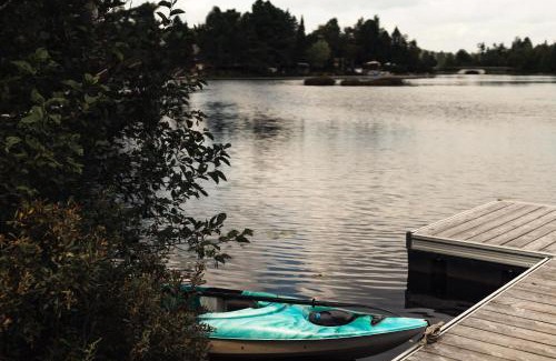 Saint-Calixte Ski Chalet | Le Lac Apaisant - Rustic Haven by the Water