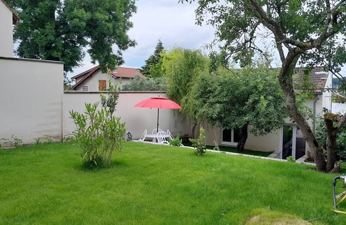 Yerres House | Le Laurier Blanc is 10 minutes from Parc Caillebotte, with its terrace for aperitifs.