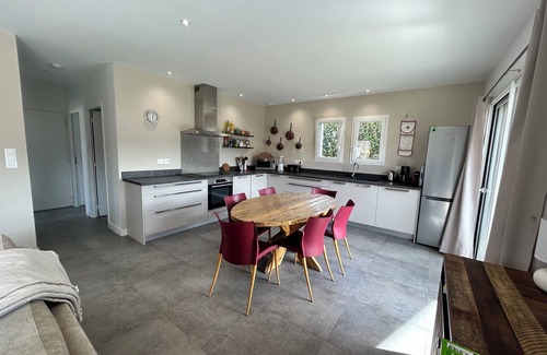 Espelette House | Le Lavoir, walk to town air conditioned calm